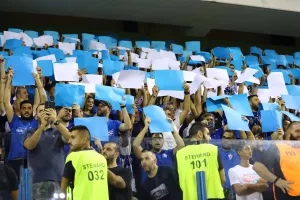 Στο μπλε - άσπρο το "ΠΑΠ" και pyro show κατά την είσοδο της Ανόρθωσης! (φώτος/βίντεο)