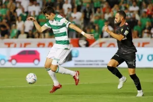 Oμόνοια - ΑΕΚ: Ο Παπουλής... έβγαλε γλώσσα και έκρινε την ματσάρα! (φώτος)