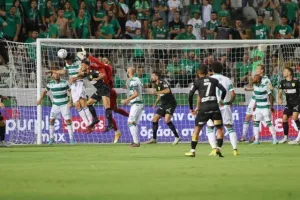 Oμόνοια - ΑΕΚ: Ο Παπουλής... έβγαλε γλώσσα και έκρινε την ματσάρα! (φώτος)