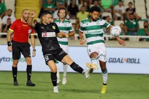 Oμόνοια - ΑΕΚ: Ο Παπουλής... έβγαλε γλώσσα και έκρινε την ματσάρα! (φώτος)