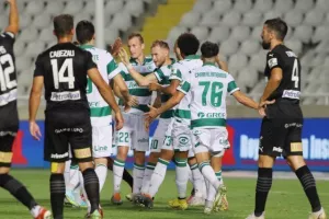 Oμόνοια - ΑΕΚ: Ο Παπουλής... έβγαλε γλώσσα και έκρινε την ματσάρα! (φώτος)