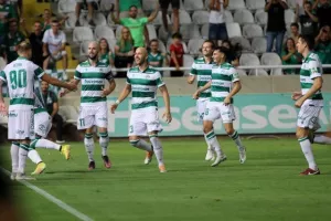 Oμόνοια - ΑΕΚ: Ο Παπουλής... έβγαλε γλώσσα και έκρινε την ματσάρα! (φώτος)