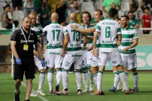 Oμόνοια - ΑΕΚ: Ο Παπουλής... έβγαλε γλώσσα και έκρινε την ματσάρα! (φώτος)