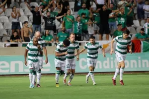 Oμόνοια - ΑΕΚ: Ο Παπουλής... έβγαλε γλώσσα και έκρινε την ματσάρα! (φώτος)