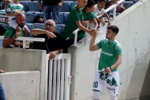 Oμόνοια - ΑΕΚ: Ο Παπουλής... έβγαλε γλώσσα και έκρινε την ματσάρα! (φώτος)