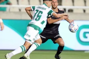 Oμόνοια - ΑΕΚ: Ο Παπουλής... έβγαλε γλώσσα και έκρινε την ματσάρα! (φώτος)