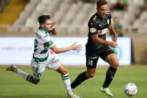 Oμόνοια - ΑΕΚ: Ο Παπουλής... έβγαλε γλώσσα και έκρινε την ματσάρα! (φώτος)