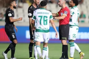 Oμόνοια - ΑΕΚ: Ο Παπουλής... έβγαλε γλώσσα και έκρινε την ματσάρα! (φώτος)