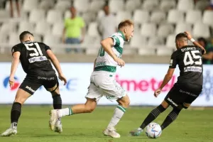 Oμόνοια - ΑΕΚ: Ο Παπουλής... έβγαλε γλώσσα και έκρινε την ματσάρα! (φώτος)