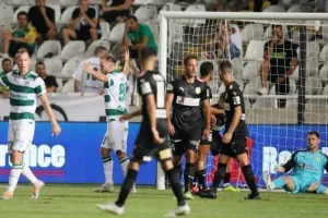 Oμόνοια - ΑΕΚ: Ο Παπουλής... έβγαλε γλώσσα και έκρινε την ματσάρα! (φώτος)