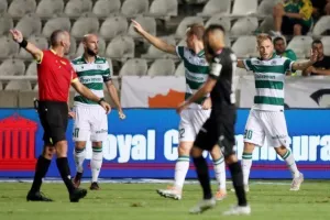 Oμόνοια - ΑΕΚ: Ο Παπουλής... έβγαλε γλώσσα και έκρινε την ματσάρα! (φώτος)