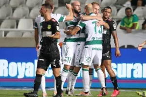 Oμόνοια - ΑΕΚ: Ο Παπουλής... έβγαλε γλώσσα και έκρινε την ματσάρα! (φώτος)