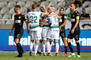 Oμόνοια - ΑΕΚ: Ο Παπουλής... έβγαλε γλώσσα και έκρινε την ματσάρα! (φώτος)