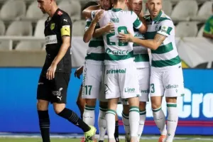 Oμόνοια - ΑΕΚ: Ο Παπουλής... έβγαλε γλώσσα και έκρινε την ματσάρα! (φώτος)