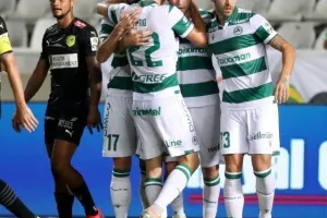 Oμόνοια - ΑΕΚ: Ο Παπουλής... έβγαλε γλώσσα και έκρινε την ματσάρα! (φώτος)