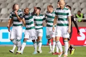 Oμόνοια - ΑΕΚ: Ο Παπουλής... έβγαλε γλώσσα και έκρινε την ματσάρα! (φώτος)