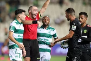 Oμόνοια - ΑΕΚ: Ο Παπουλής... έβγαλε γλώσσα και έκρινε την ματσάρα! (φώτος)