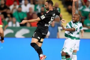 Oμόνοια - ΑΕΚ: Ο Παπουλής... έβγαλε γλώσσα και έκρινε την ματσάρα! (φώτος)