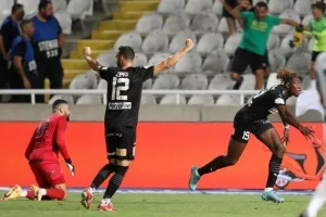 Oμόνοια - ΑΕΚ: Ο Παπουλής... έβγαλε γλώσσα και έκρινε την ματσάρα! (φώτος)