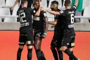 Oμόνοια - ΑΕΚ: Ο Παπουλής... έβγαλε γλώσσα και έκρινε την ματσάρα! (φώτος)
