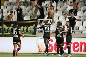 Oμόνοια - ΑΕΚ: Ο Παπουλής... έβγαλε γλώσσα και έκρινε την ματσάρα! (φώτος)