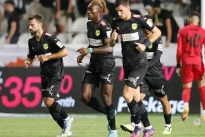 Oμόνοια - ΑΕΚ: Ο Παπουλής... έβγαλε γλώσσα και έκρινε την ματσάρα! (φώτος)