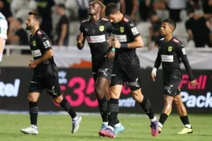 Oμόνοια - ΑΕΚ: Ο Παπουλής... έβγαλε γλώσσα και έκρινε την ματσάρα! (φώτος)