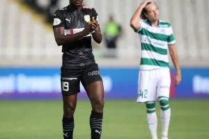Oμόνοια - ΑΕΚ: Ο Παπουλής... έβγαλε γλώσσα και έκρινε την ματσάρα! (φώτος)