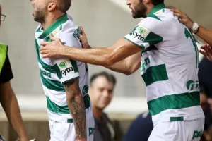 Oμόνοια - ΑΕΚ: Ο Παπουλής... έβγαλε γλώσσα και έκρινε την ματσάρα! (φώτος)