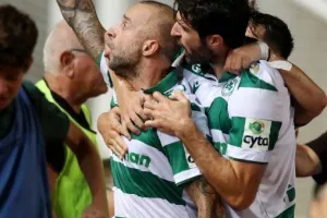 Oμόνοια - ΑΕΚ: Ο Παπουλής... έβγαλε γλώσσα και έκρινε την ματσάρα! (φώτος)