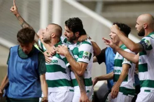 Oμόνοια - ΑΕΚ: Ο Παπουλής... έβγαλε γλώσσα και έκρινε την ματσάρα! (φώτος)