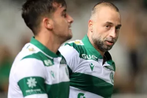 Oμόνοια - ΑΕΚ: Ο Παπουλής... έβγαλε γλώσσα και έκρινε την ματσάρα! (φώτος)