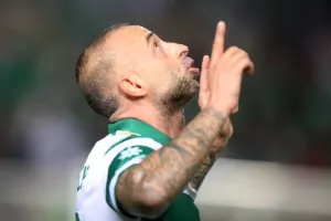 Oμόνοια - ΑΕΚ: Ο Παπουλής... έβγαλε γλώσσα και έκρινε την ματσάρα! (φώτος)