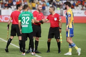 Ολυμπιακός - ΑΠΟΕΛ: Σατσιάς και Κονσταντίνοφ "χάρισαν" το 2ο τρίποντο! (φώτος)
