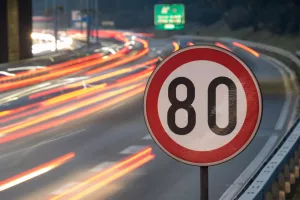 Σε ποια χώρα της Ευρώπης δεν μπορείς να κινηθείς με πάνω από 80 χλμ./ώρα;