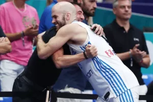 Οι αγκαλιές του Καραγκούνη με Καλάθη και Παπανικολάου
