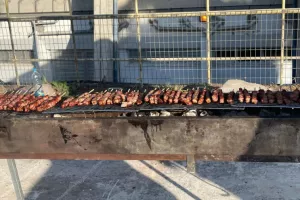 Καθιερώθηκαν τα σουβλάκια (φώτος)