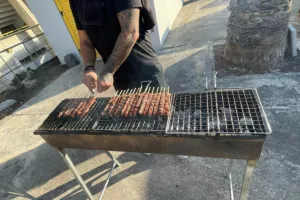 Καθιερώθηκαν τα σουβλάκια (φώτος)