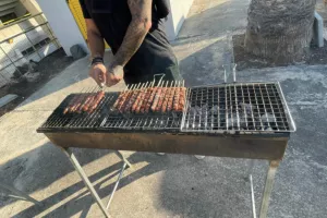 Καθιερώθηκαν τα σουβλάκια (φώτος)