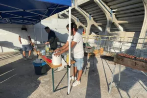 Καθιερώθηκαν τα σουβλάκια (φώτος)