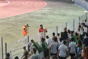 ΒΙΝΤΕΟ / Αποθέωση Βάνα – Έριξε φανέλα στην εξέδρα 