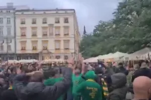 (ΒΙΝΤΕΟ/ΦΩΤΟΣ) Ατμόσφαιρα γηπέδου οι ΑΕΚτζήδες στην κεντρική πλατεία της Κρακοβίας