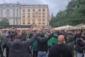 (ΒΙΝΤΕΟ/ΦΩΤΟΣ) Ατμόσφαιρα γηπέδου οι ΑΕΚτζήδες στην κεντρική πλατεία της Κρακοβίας