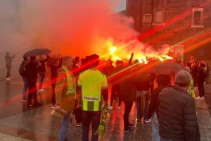 (ΒΙΝΤΕΟ/ΦΩΤΟΣ) Ατμόσφαιρα γηπέδου οι ΑΕΚτζήδες στην κεντρική πλατεία της Κρακοβίας