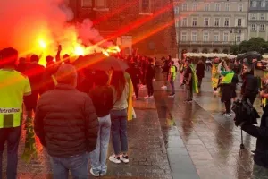 (ΒΙΝΤΕΟ/ΦΩΤΟΣ) Ατμόσφαιρα γηπέδου οι ΑΕΚτζήδες στην κεντρική πλατεία της Κρακοβίας