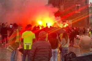 (ΒΙΝΤΕΟ/ΦΩΤΟΣ) Ατμόσφαιρα γηπέδου οι ΑΕΚτζήδες στην κεντρική πλατεία της Κρακοβίας