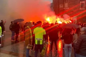 (ΒΙΝΤΕΟ/ΦΩΤΟΣ) Ατμόσφαιρα γηπέδου οι ΑΕΚτζήδες στην κεντρική πλατεία της Κρακοβίας