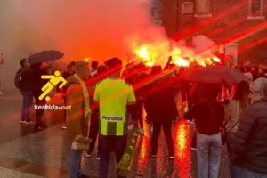 (ΒΙΝΤΕΟ/ΦΩΤΟΣ) Ατμόσφαιρα γηπέδου οι ΑΕΚτζήδες στην κεντρική πλατεία της Κρακοβίας