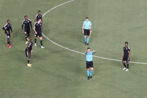 ΒΙΝΤΕΟ/ΦΩΤΟΣ: Προκάλεσε ο Ατιέμγουεν, έπεσε αντικείμενο στον επόπτη/Προσωρινή διακοπή