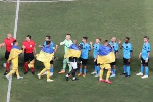 Με σημαίες της Ουκρανίας παραταγμένη όλη η Ντνίπρο (Φώτος)
